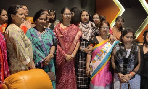 मेयर के नेतृत्व में महिलाओं ने देखी फिल्म