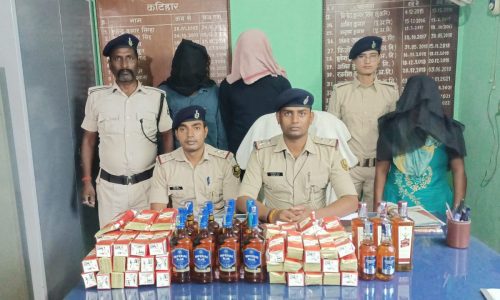 पुलिस ने 19 लीटर विदेशी शराब के साथ तीन लोग को किया गिरफ्तार ।