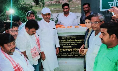 गोरखपुर मंदिर के मुख्य प्रवेश द्वार निर्माण का सांसद ने किया शिलान्यास।