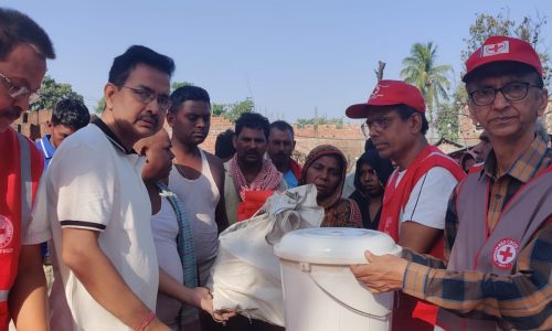 रेड क्रॉस सोसाइटी द्वारा अग्नि पीड़ितों के बीच बांटी गई राहत सामग्री ।
