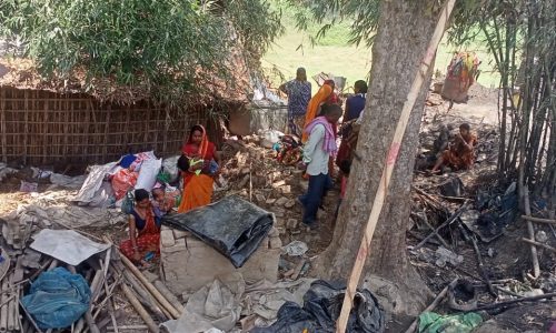 बांध पर पनाह ले रखे कटाव विस्थापित परिवारों घर जले मुआवजे की मांग ।