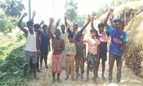 पक्की सड़क निर्माण की मांग को लेकर ग्रामीणों ने किया प्रदर्शन ।