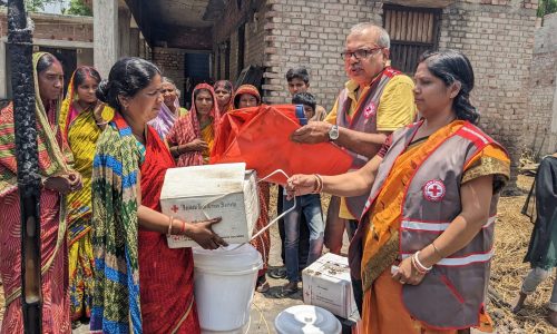 कदवा मे अग्नि पीड़ितों को रेडक्रॉस सोसाइटी ने बांटी राहत सामग्री  ।