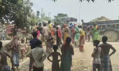 उड़ती धूल व डस्ट को लेकर मिट्टी माफिया व ग्रामीणों के बीच हुई झड़प, वीडियो वायरल ।