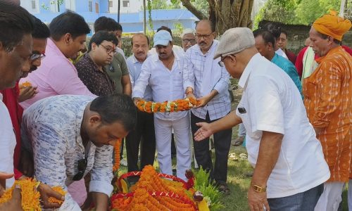 कांग्रेस नेता का पार्थिव शरीर पहुंचा कार्यालय, कार्यकर्ताओं ने दिया  श्रद्धांजलि।