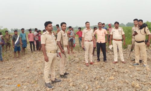 मखाना खेत में मिला अज्ञात व्यक्ति का शव