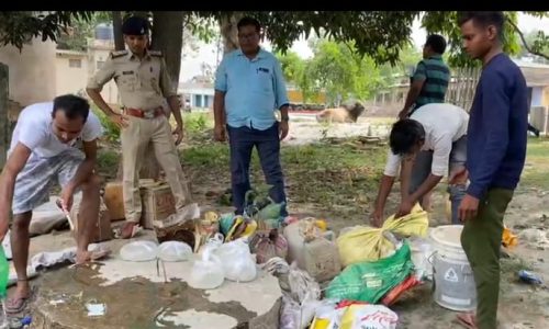 थाना परिसर में जप्त शराब किया गया नष्ट।