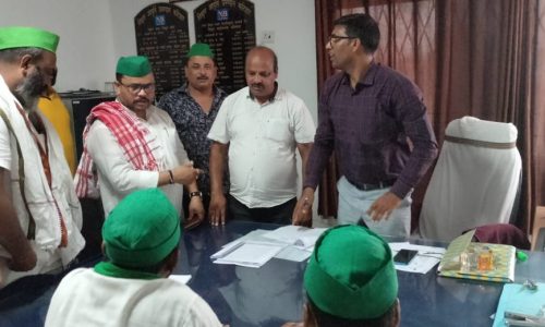 अनियमित विद्युत आपूर्ति को लेकर कार्यपालक अभियंता से मिले राजद प्रतिनिधि मंडल।