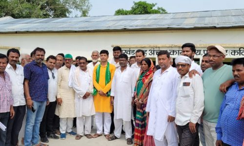 महाधरना प्रदर्शन को लेकर प्रखंण्ड मुख्यालय प्रांगण में हुई बैठक।