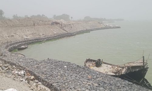 गांधी टोला स्थित कटाव रोधी कार्य में शोल कटिंग और एप्रोच पुरा ।