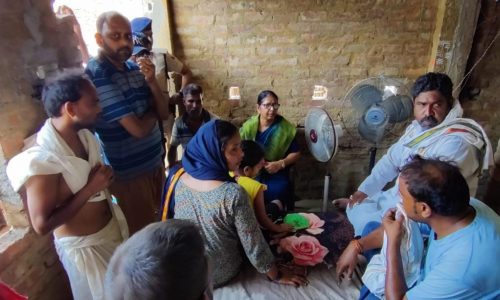 मृतक के परिवार से मिले महापौर ।