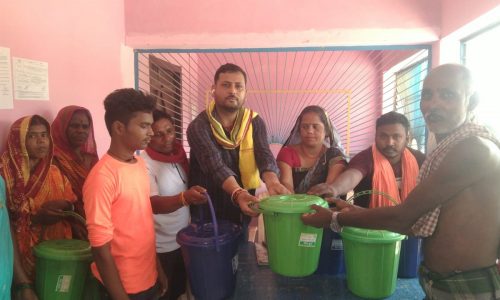 स्वच्छता अभियान के तहत सैकड़ो परिवारों को मिला हरा और नीला डस्टबिन, घर से होगा कचरा उठाव।