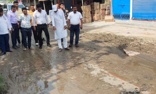 भागबारसोई स्थित जर्जर सड़क के निरीक्षण में पहुंचे सांसद,700 मीटर बनेगी पीसीसी सड़क।