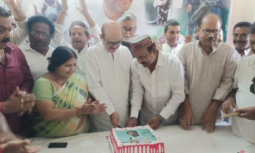 कांग्रेस कार्यकर्ताओं ने धुमधाम से मनाया राहुल गांधी का जन्मदिन ।
