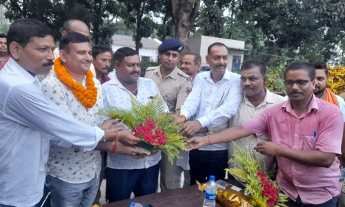 हस्तांतरण पर थानाध्यक्ष को दिया विदाई ।