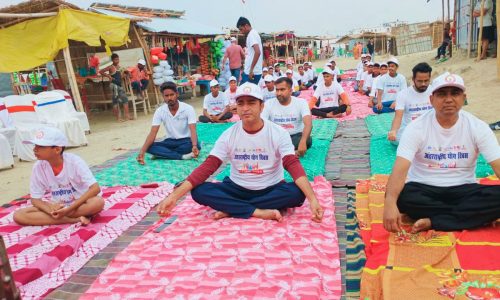 मनिहारी  गंगा तट पर योग दिवस पर योग शिविर का हुआ आयोजन।