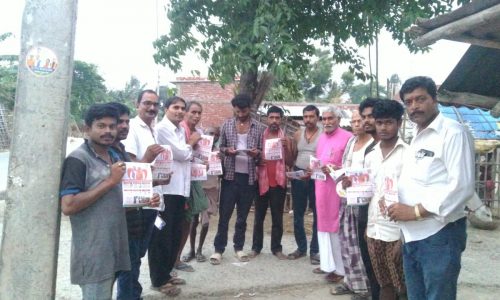 भाजपा कार्यकर्ताओं ने क्षेत्र में गिनाई सरकार की उपलब्धियां बांटे पत्रक ।