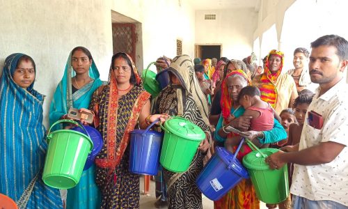 स्वच्छता अभियान के तहत कचरा के रखाव को लेकर बाल्टी का हुआ वितरण ।