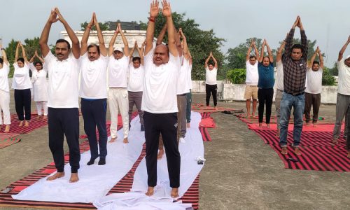 अंतर्राष्ट्रीय योग दिवस के अवसर पर डीआरएम ने किया योगाभ्यास ।