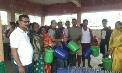 स्वच्छ भारत स्वस्थ्य भारत के अंतर्गत किया गया कूड़ादान बाल्टी का वितरण ।