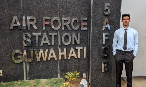 एयर फोर्स में फ्लाइंग ऑफिसर बनकर क्षेत्र का मान बढ़ाया ।