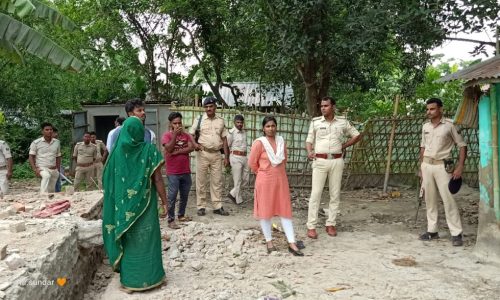 अतिक्रमणकारियों पर चला प्रशासन का बुलडोजर ।