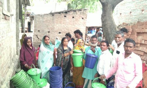 हर घर कूड़े के उठाव को डस्टबिन का वितरण