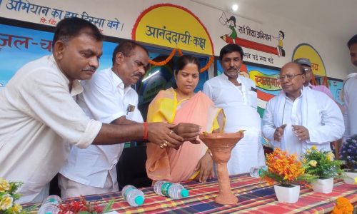 विधायक ने द्वीप प्रज्वलित कर प्राथमिक विद्यालय का किया उद्घाटन।