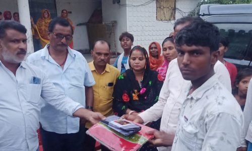 अग्नि पीड़ितों को कपड़ों का किया वितरण ।