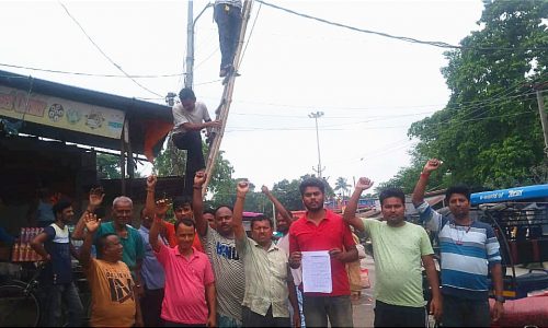 जर्जर बिजली के तार बदलने को लेकर ग्राम वासियों ने किया प्रदर्शन ।