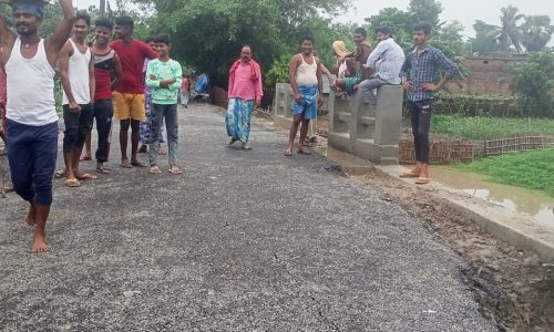 गुणवत्ता की कमी से एक रात की बारिश से ही सड़कों में पड़ी दरारें ।