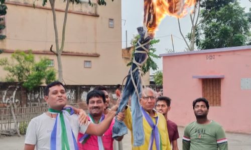 शिक्षक बहाली में डोमिसाइल नीति के विरुद्ध मुख्यमंत्री का किया पुतला दहन ।