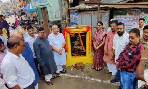 सड़क और नाला निर्माण कार्य का किया गया शिलान्यास ।