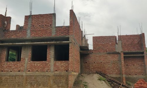 सिसिया उप स्वास्थ केंद्र के नवनिर्मित भवन के छत से टपकने लगा पानी, ग्रामीणों में आक्रोश ।