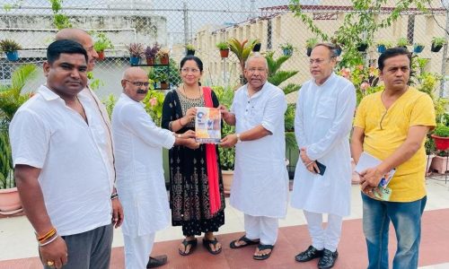 भाजपा संपर्क से समर्थन यात्रा पूर्व उपमुख्यमंत्री ने किया पुस्तक भेंट