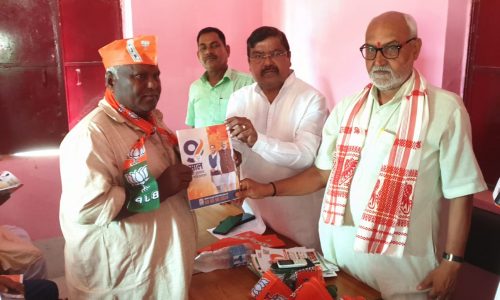 विधान पार्षद ने महाजनसंपर्क अभियान में किया पुस्तक भेंट