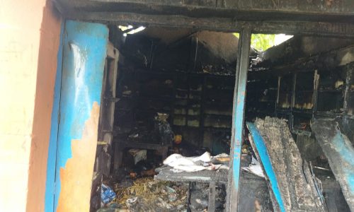 चोरी कर अज्ञात चोरों ने दुकान को किया आग के हवाले ।