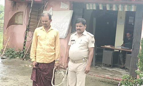 पांच लीटर शराब के साथ एक तस्कर को पुलिस ने किया गिरफ्तार ।