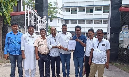 बिघोर हाट के बेरोजगारों को बसाने के लिए मुखिया संघ कमिटी मिले जिलाधिकारी से ।