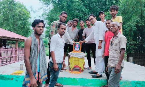 लोजपा कार्यकर्ताओं ने रामविलास पासवान की 77वां जन्म जयंती धूमधाम से मनाई ।