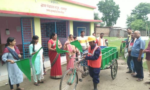 कचरा निस्तारण को लेकर ई-रिक्शा वाहनों को हरी झंडी दिखाकर किया रवाना ।