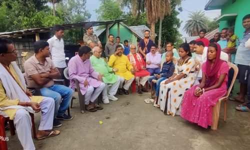 विधान पार्षद ने मृत्तक के के परिजनों से मिलकर हर संभव मदद की दिलाया भरोसा ।