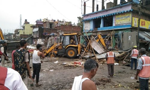 सड़क को अतिक्रमण मुक्त करने हेतु चला बुलडोजर ।