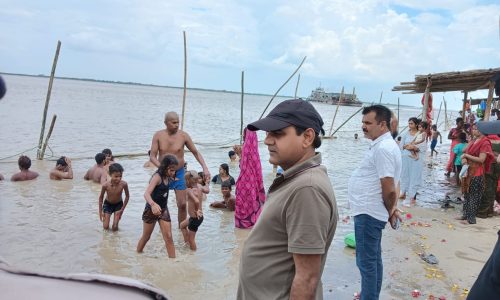 सुरक्षित स्नान हेतु गंगा तट पर बैरिकेडिंग की हुई व्यवस्था स्नान हेतु  पहुंचने लगे हैं कांवरिया ।