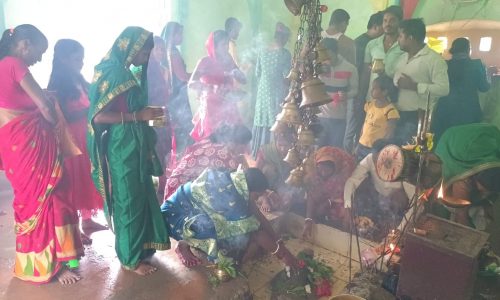 पहली सोमवार को शिव मंदिर में श्रद्धालुओं की उमड़ी भीड़ ।