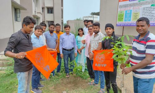 विद्यार्थी परिषद ने राष्ट्रीय छात्र दिवस पर किया पौधारोपण ।