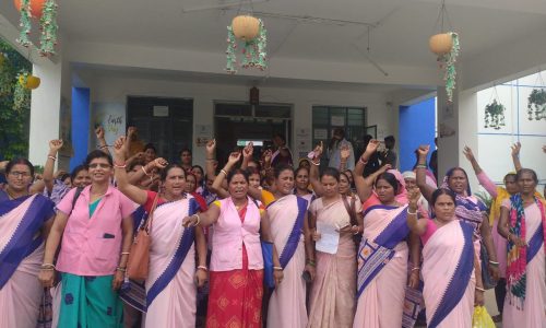 नौ सूत्री मांगों को लेकर आशा कमियों ने स्वास्थ्य केंद्र प्रांगण में हड़ताल पर बैठी ।