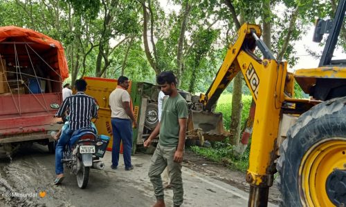 बिस्कुट से लदे ट्रक पलटने से लगा जाम चालक हुआ घायल।