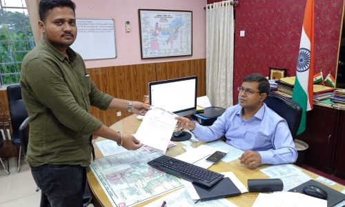 रेलवे की जमीन पर दुकान चलाने की छुट देने को लेकर डीआरएम से लगायी गुहार ।