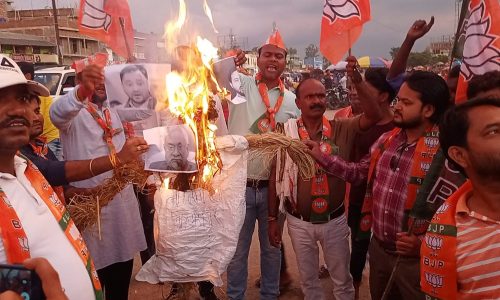 बीजेपी कार्यकर्ताओं पर पटना में लाठी चार्ज के विरोध में  सीएम का पुतला फूंका ।
